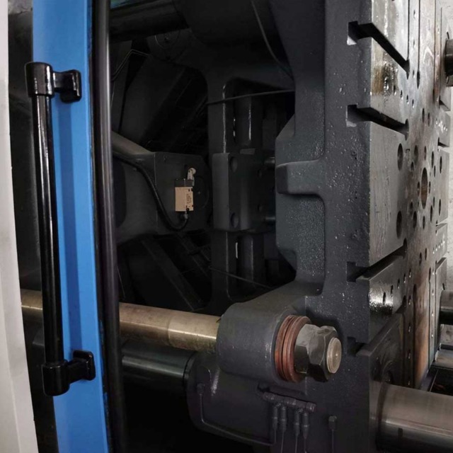 注塑机调机技巧：先快后慢法