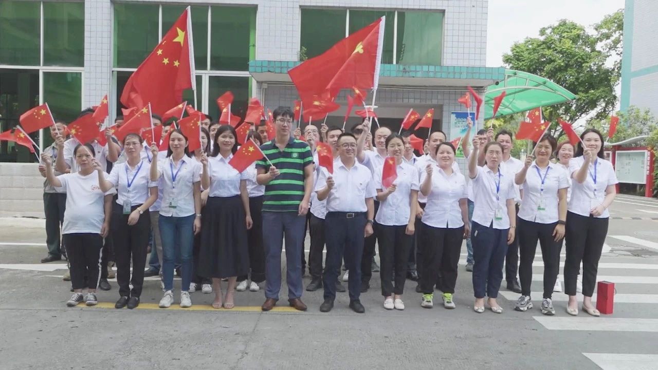 09-letou官网党支部全体党员齐唱《没有共产党就没有新中国》合影02