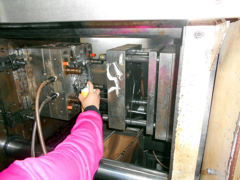 021-脱模困难，使用脱模剂手工脱模